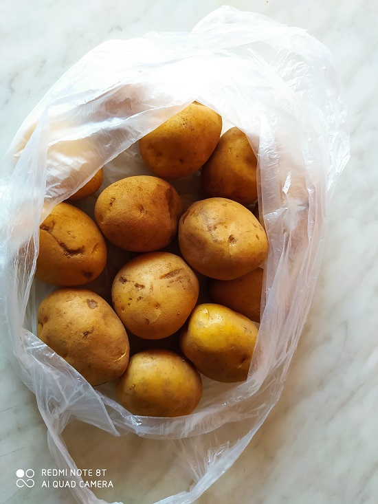 svježi krumpir u vrećici