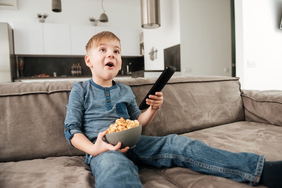 dijete gleda televiziju