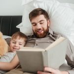 roditelj čita djetetu